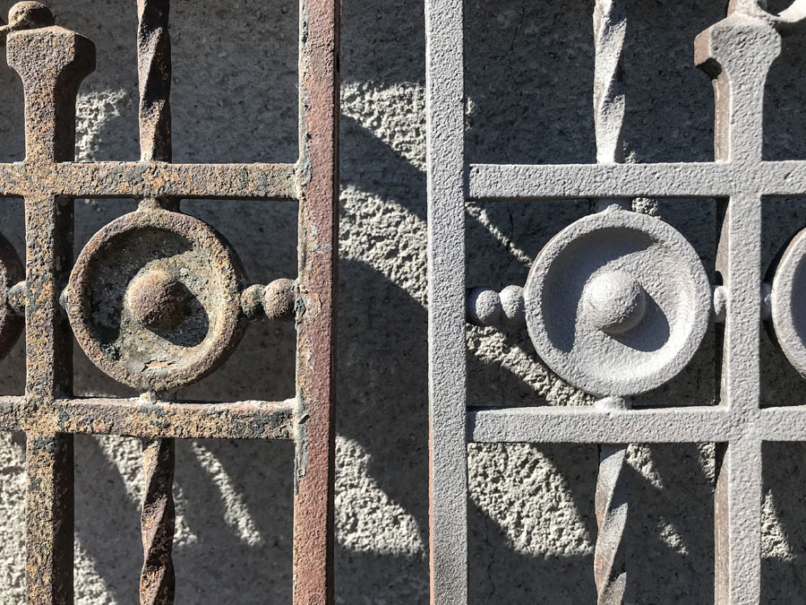 Grilles en fer forgé décapées