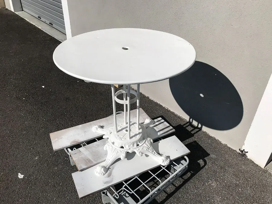 Table de jardin après mise en peinture