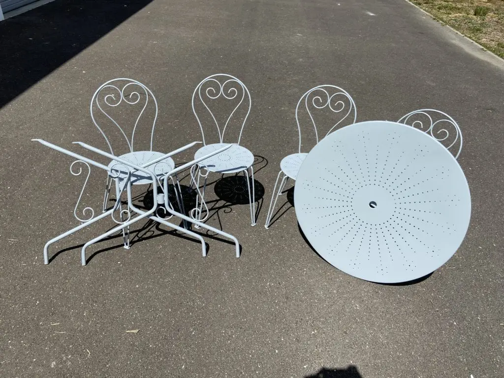 Salon de jardin complet sablé et apprêté